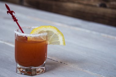 domates alkol içki limon ve tuz ile vurdu