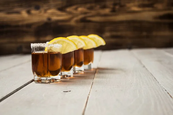 Alkoholu zastřelil nápoje s citrónem a solí — Stock fotografie