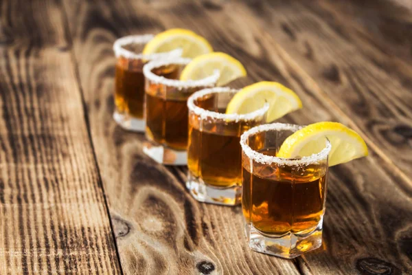 Alcohol drankjes met citroen en zout schot — Stockfoto