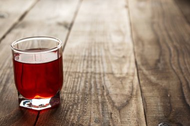 Kırmızı alkol içki vurdu