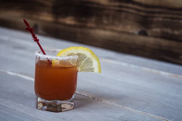 Bebida con alcohol de tomate con limón y sal — Foto de Stock