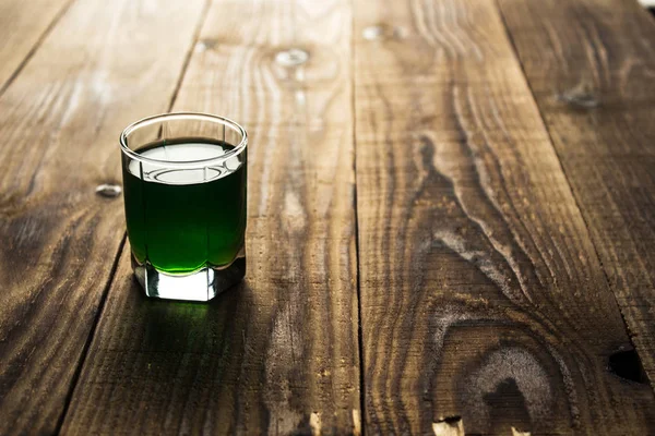 Groene alcohol drinken schot — Stockfoto