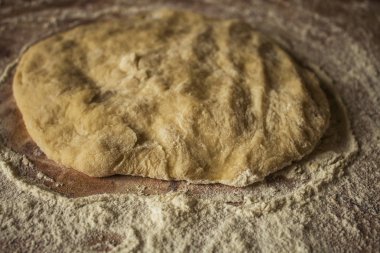 Çiğ hamur un masada