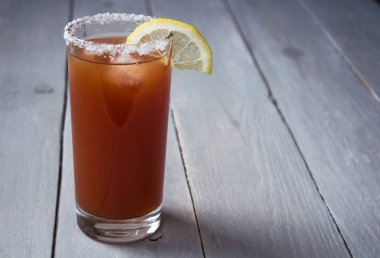 domates suyu tuz ve limon ile