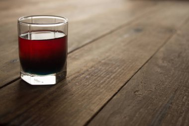 alkol atış iki kat kırmızı ve mavi iç