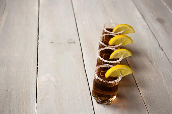 Bebidas alcoólicas com limão e sal — Fotografia de Stock