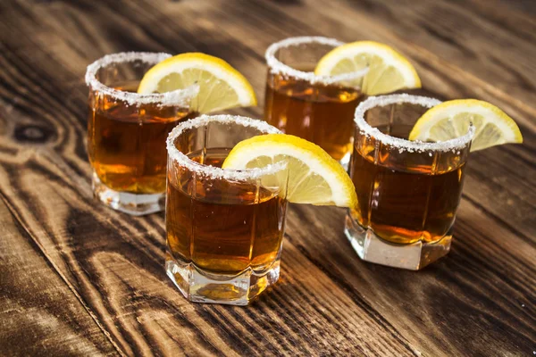 Bebidas alcoólicas com limão e sal — Fotografia de Stock