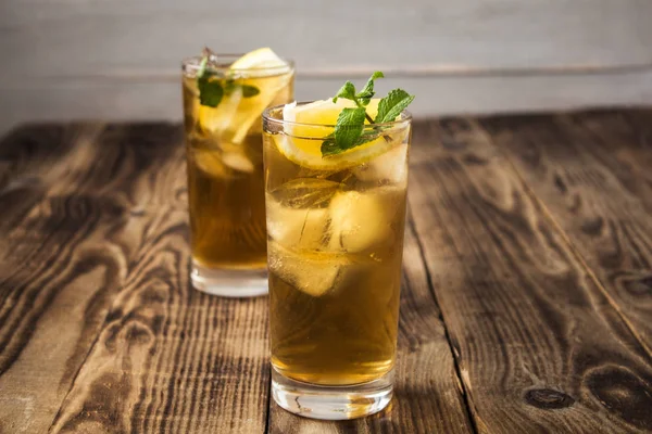 Ledové teae s citrónem a čerstvou mátou — Stock fotografie