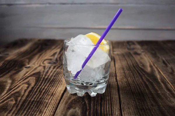 Isvatten med halm och citron i glas — Stockfoto