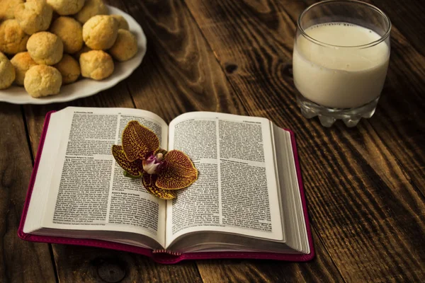 The bible cookies and milk — Stock Photo, Image