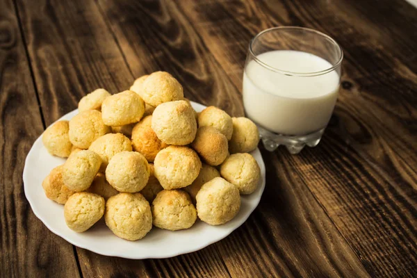 Biscoitos de coco e copo de leite — Fotografia de Stock