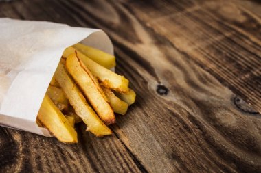 üzerinde ahşap ev yapımı patates kızartması