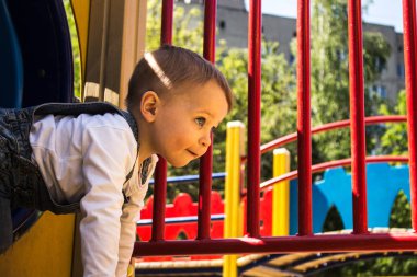 parkta oynayan erkek bebek