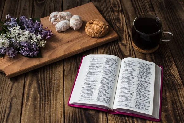 İncil ve kahve — Stok fotoğraf