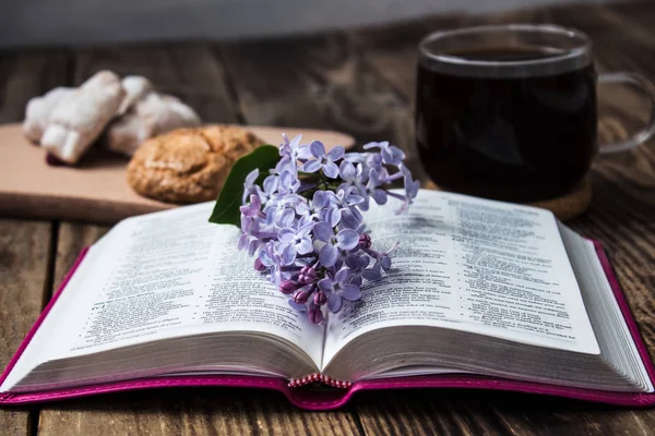 Bible and coffee — Stock Photo, Image