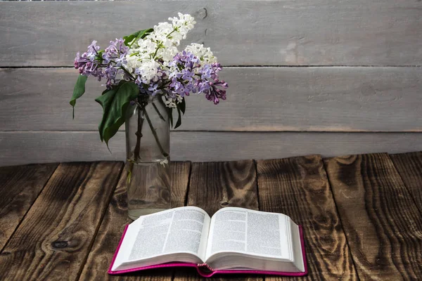Biblia y lila sobre fondo de madera — Foto de Stock