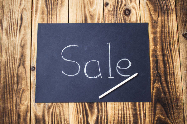 знак продажи на доске с мелом
