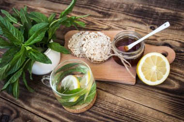 çay taze nane ve limon bal ile