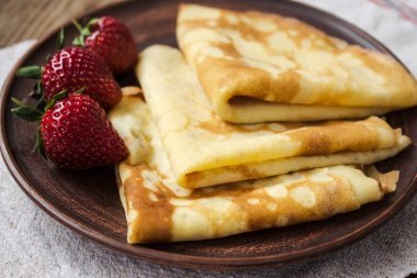 Krep krep yerken üzerine çilek ile bir seramik tabak