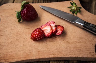 çilek kesme tahtası ve bıçak