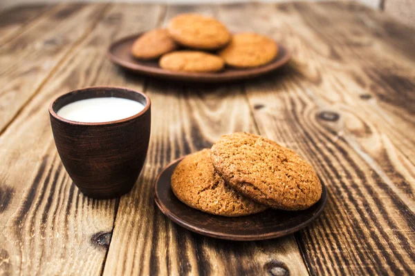 Овсяные печенья с молоком на деревянном фоне — стоковое фото