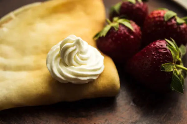 Crepe con fresa y crema batida — Foto de Stock