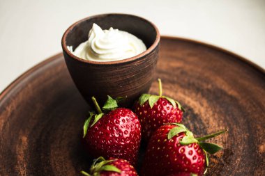 çilek seramik tabak içinde krem şanti ile