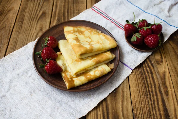 Crepes pannkakor på en keramisk platta med jordgubbe — Stockfoto