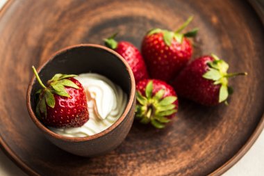 çilek seramik tabak içinde krem şanti ile