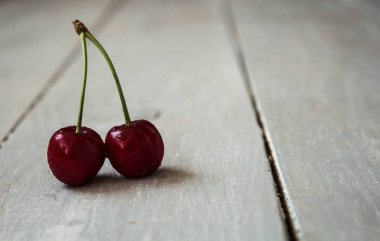 hafif ahşap zemin üzerine iki kiraz