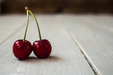 hafif ahşap zemin üzerine iki kiraz