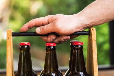 Eve bira bira ve el ile ahşap kutu