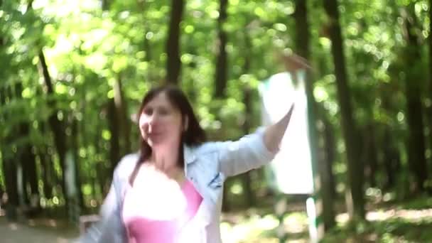 Junge Frau tanzt im Wald — Stockvideo