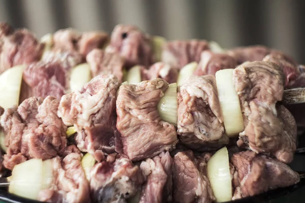 Carne marinada crua com cebola — Fotografia de Stock