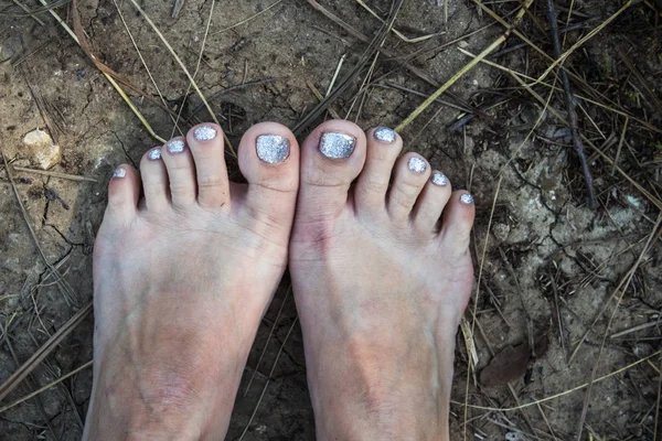 Nohou ženy s pedikúru na zemi — Stock fotografie