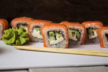 Suşi rulo zencefil ve wasabi