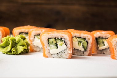 Suşi rulo zencefil ve wasabi