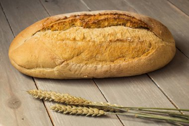 ev yapımı pişmiş ekmek un ve hafif ahşap zemin üzerine buğday