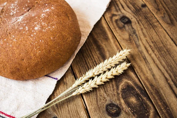 ekmek ve spikelets ahşap arka plan üzerinde buğday