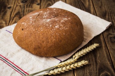 ekmek ve spikelets ahşap arka plan üzerinde buğday