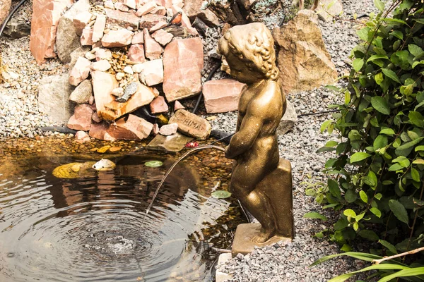 Een standbeeld van een jongen in de tuin — Stockfoto