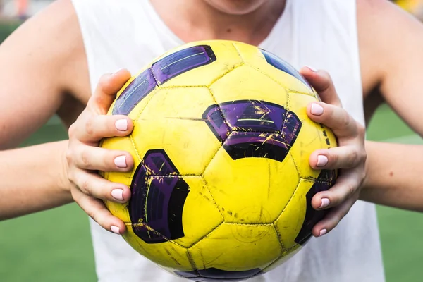Kobieta trzyma piłki nożnej w jej ręce — Zdjęcie stockowe