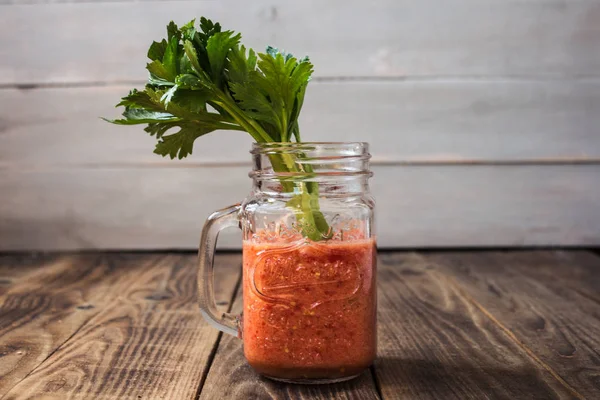 Verse tomaat smoothies en selderij in een pot — Stockfoto