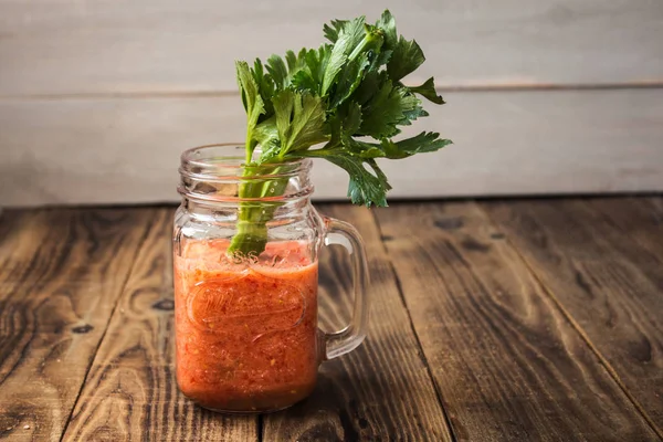 Smoothies de tomate fresco e aipo em um jarro — Fotografia de Stock