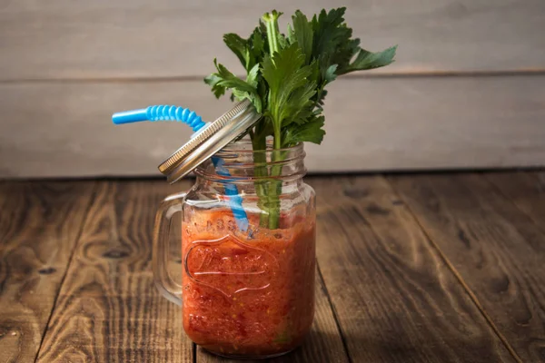 Čerstvé rajče smoothies a celer v jar — Stock fotografie