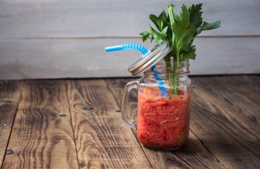Taze domates smoothies ve bir kavanoz içinde kereviz