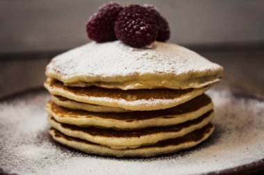 pudra şekeri ve ahududu ile krep yığını