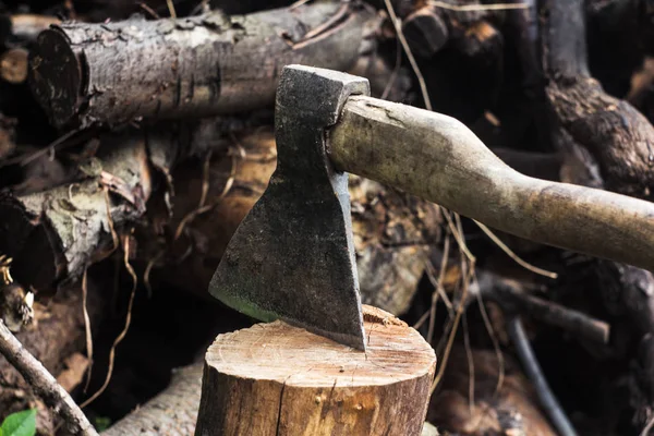 Bir kenevir günlükleri arka plan üzerinde bir balta