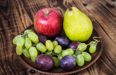 meyve tabağı üzüm Erik elma armut