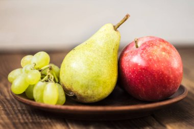 meyve tabağı üzüm Erik elma armut